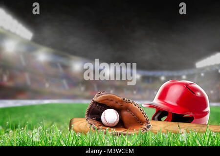 Baseball Helm, bat, Handschuh und Ball auf Gras in Hell im Stadion mit Fokus auf Vorder- und flache Tiefenschärfe auf Hintergrund beleuchtet. Delib Stockfoto