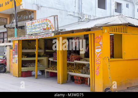 San Pedro, Ambergris Caye, Belize - Januar 19, 2018: Frau Gotay's One Stop ein kleines Lebensmittelgeschäft am Straßenrand in San Pedro, Belize. Stockfoto