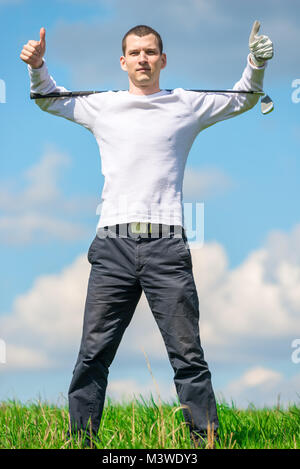 Professioneller Golfspieler freut sich über den Sieg, nachdem es in das Feld Stockfoto