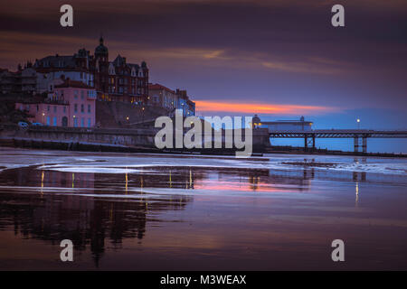 Ansicht von Cromer vom Strand bei Sonnenuntergang. Stockfoto
