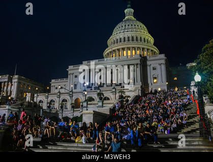 Blick auf eine große Menschenmenge vor dem United States Capitol Building für die jährliche Memorial Day Konzert in Washington D.C. versammelt; Stockfoto