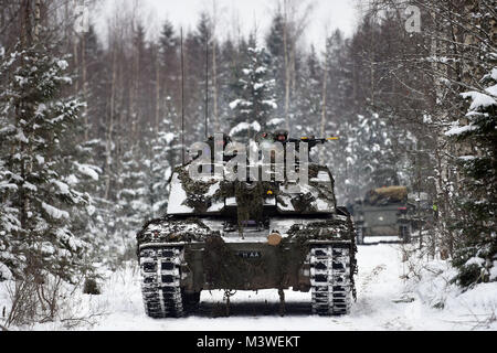 Ein Challenger 2 Tank auf einem Trainingsgelände in der Nähe von Tapa in Estland, als ersten Bataillon der Royal Welsh an der Übung "Winter Camp", wo die britischen Truppen sind "Bereit" gegen eine potentiell aggressiven Russland neben der Nato Verbündeten zu verteidigen. Stockfoto