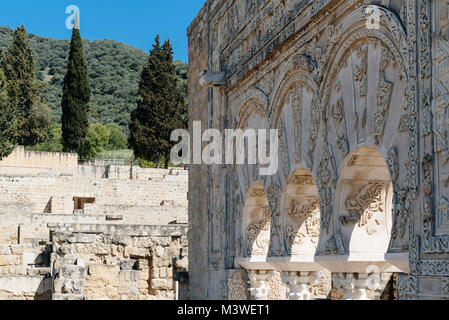 Blick auf hufeisenbögen in den Ruinen der Festung arabischen muslimischen mittelalterlichen Palast und Stadt Medina Azahara am Stadtrand von Cordoba Stockfoto