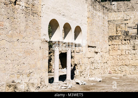 Blick auf hufeisenbögen in den Ruinen der Festung arabischen muslimischen mittelalterlichen Palast und Stadt Medina Azahara am Stadtrand von Cordoba Stockfoto