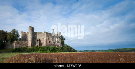 Panoramablick auf Laugharne Schloss über Sümpfe Laugharne Carmarthenshire Wales Stockfoto