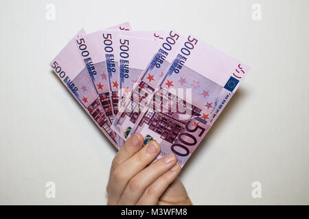 Ein fünfhundert Euro Banknoten in die Hand. Stockfoto