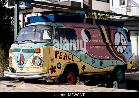 Die Ruhe Bus! In der Mitte von Megalopoli in Ggreece hat seine Geschichte und Nachrichten. Macht Liebe, nicht Krieg und sorgen Sie sich nicht Stockfoto