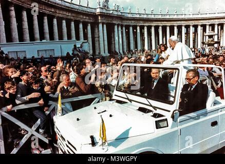 Johannes Paul II. ( Karol Jozef Wojtyla ) der Moment, in dem der Papst auf dem Petersplatz in Rom erschossen wurde, 13. Mai 1981 ( Sie können die Waffe zwischen der Menge sehen ) Stockfoto