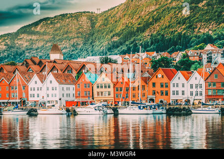 Bergen, Norwegen. Blick auf historische Gebäude Häuser in Bryggen - Hanseatic Wharf in Bergen, Norwegen. UNESCO-Weltkulturerbe. Das Wahrzeichen der Stadt. Bestimmungen Stockfoto