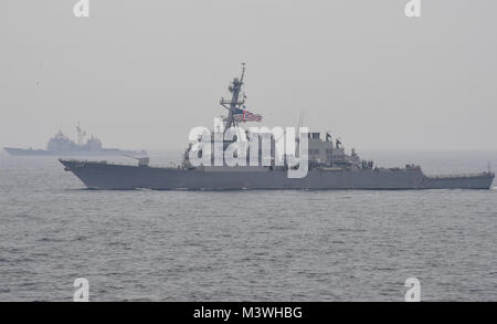 170601-N-RM 689-079 MEER VON JAPAN (1. Juni 2017) Die geführte Anti-raketen-Zerstörer USS Fitzgerald (DDG62) ist unterwegs mit der Carl Vinson Carrier Strike Group, einschließlich der Flugzeugträger USS Carl Vinson (CVN 70), Carrier Air Wing (Cvw) 2, die Geführte-missile Cruiser USS Lake Champlain (CG57) und die geführt - Flugzerstörer USS Wayne E.Meyer (DDG108) und USS Michael Murphy (DDG112). Fitzgerald ist Teil des Ronald Reagan Carrier Strike Group, zu der auch die USS Ronald Reagan (CVN 76), CVW-5, USS Shiloh (CG67), USS Barry (DDG52), USS McCampbell (DDG85), USS Mustin (DDG89) und der Japan Stockfoto