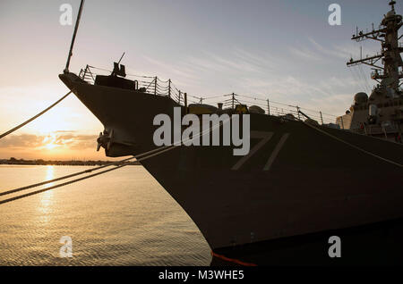 170603-N-FQ 994-010 NAVAL STATION Rota, Spanien (3. Juni 2017) Der Arleigh-burke-Klasse geführte Anti-raketen-Zerstörer USS Ross (DDG71) an Naval Station Rota, Spanien günstig ist. Ross, Vorwärts - nach Rota eingesetzt werden, ist die Durchführung von naval Operations in den USA 6 Flotte Bereich der Maßnahmen zur Unterstützung der US-amerikanischen nationalen Sicherheitsinteressen in Europa und Afrika. (U.S. Marine Foto von Mass Communication Specialist 3. Klasse Robert S. Preis/Freigegeben) 170603-N-FQ 994-010 durch Foto Kurator Stockfoto