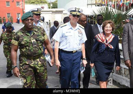 Coast Guard hinten Adm. Daniel Abel, Leiter des US Southern Command, und Linda Swartz Taglialatela, Botschafter der Vereinigten Staaten von Amerika, der Eröffnungsfeier für Tradewinds 2017 in Bridgetown, Barbados, 6. Juni 2017 ab. Tradewinds ist eine gemeinsame, kombinierte Übung in Verbindung mit Partnerstaaten durchgeführt, um die kollektiven Fähigkeiten der Streitkräfte und constabularies zur Verbesserung der grenzüberschreitenden organisierten Kriminalität zu begegnen, und Humanitäre/Katastrophenhilfemaßnahmen zu führen. (U.S. Coast Guard Foto von Petty Officer 1st Class Melissa Leake/Freigegeben) 170606-G-BX 086-009 Stockfoto