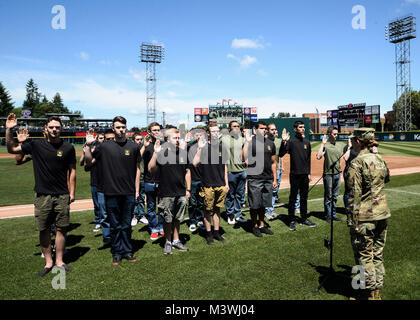 170611-N-VH 385-003 TACOMA, Washington (11. Juni 2017) US-Armee Kapitän Katie Jones, der Seattle Army Recruiting Battalion zugewiesen ist, können Sie aus 24 zukünftige US-Soldaten während einer offenen Eid der Dienstzeit an der Tacoma Rainiers Gruß an Streitkräfte Tag bei Cheney Feld. Die rainiers, der Seattle Mariners Triple-A-Teilnehmer, widmen einen Tag pro Jahr auf das militärische Mitglieder, Vergangenheit und Gegenwart, und in diesem Jahr, die Las Vegas 51s von einem Ergebnis von 5-3 besiegt. (U.S. Marine Foto von Mass Communication Specialist 2. Klasse Wyatt L. Anthony/Freigegeben) 170611-N-VH 385-003 von Naval Base Kitsap (NBK) Stockfoto