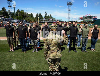 170611-N-VH 385-010 TACOMA, Washington (11. Juni 2017) US-Armee Kapitän Katie Jones, der Seattle Army Recruiting Battalion zugewiesen ist, können Sie aus 24 zukünftige US-Soldaten während einer offenen Eid der Dienstzeit an der Tacoma Rainiers Gruß an Streitkräfte Tag bei Cheney Feld. Die rainiers, der Seattle Mariners Triple-A-Teilnehmer, widmen einen Tag pro Jahr auf das militärische Mitglieder, Vergangenheit und Gegenwart, und in diesem Jahr, die Las Vegas 51s von einem Ergebnis von 5-3 besiegt. (U.S. Marine Foto von Mass Communication Specialist 2. Klasse Wyatt L. Anthony/Freigegeben) 170611-N-VH 385-010 von Naval Base Kitsap (NBK) Stockfoto