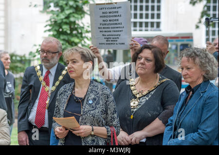 Stadtrat Richard Green, Bürgermeister von Islington, Kate Hudson, Vorsitzender der CND, Cllr Larraine Revah, Bürgermeister von Camden und Baronin Jenny Jones, Grüne Partei GLA Mitglied bei der jährlichen Gedenken an den Abwurf der Atombombe auf Hiroshima. Stockfoto