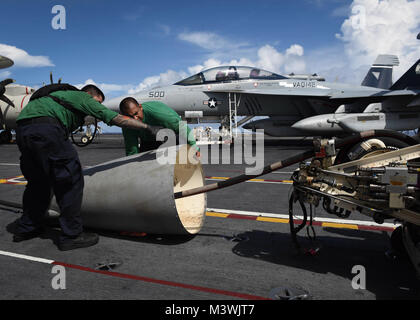 Wasser weg von Guam (1. Juli 2017) U.S. Navy Aviation Elektriker Mate's Flieger Miguel Quintero, Links, ein Eingeborener von Los Angeles und U.S. Navy's Aviation Machinist Mate 1. Klasse Alex Alegre, ein Eingeborener von Visalia, Kalifornien, setzte eine Abdeckung wieder auf ein Kraftstoff pod nach Wartungsarbeiten auf dem Flugdeck der Flugzeugträger USS Nimitz (CVN 68), 1. Juli 2017, in den Pazifischen Ozean. Der Nimitz ist derzeit auf Einsatz in den USA 7 Flotte Bereich der Operationen. Die US-Marine hat die Indo-Asia Pacific routinemäßig Seit mehr als 70 Jahren die Förderung von Frieden und Sicherheit in der Region patrouillierte. (U.S. Marine Foto von Masse Stockfoto