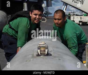 Wasser weg von Guam (1. Juli 2017) U.S. Navy Aviation Elektriker Mate's Flieger Miguel Quintero, Links, ein Eingeborener von Los Angeles und U.S. Navy's Aviation Machinist Mate 1. Klasse Alex Alegre, ein Eingeborener von Visalia, Kalifornien, setzte eine Abdeckung wieder auf ein Kraftstoff pod nach Wartungsarbeiten auf dem Flugdeck der Flugzeugträger USS Nimitz (CVN 68), 1. Juli 2017, in den Pazifischen Ozean. Der Nimitz ist derzeit auf Einsatz in den USA 7 Flotte Bereich der Operationen. Die US-Marine hat die Indo-Asia Pacific routinemäßig Seit mehr als 70 Jahren die Förderung von Frieden und Sicherheit in der Region patrouillierte. (U.S. Marine Foto von Masse Stockfoto