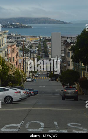 Straßen von San Francisco mit spektakulärem Blick auf das Alcatraz Gefängnis. Reisen Urlaub Arquietectura zum 30. Juni 2017. San Francisco. Kalifornien USA EEUU Stockfoto