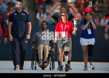 Marine Corps veteran Sarah Seitenruder trägt die Abteilung 2017 der Verteidigung Krieger spiele Taschenlampe in Soldier Field in Chicago Juli 1, 2017. Der DoD-Krieger Spiele sind eine jährliche Veranstaltung, die Verwundeten, Kranken und Verletzten service Mitglieder und Veteranen im paralympischen Sport zu konkurrieren - Stil. (DoD Foto von EJ Hersom) 170701 - D-DB 155-019 von DoD News Fotos Stockfoto