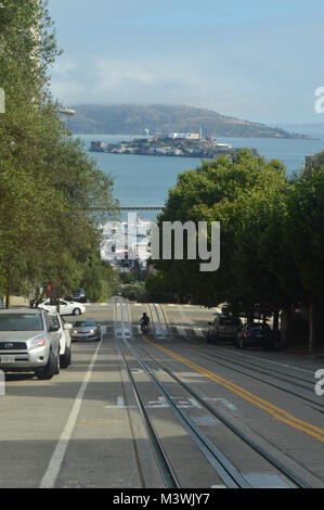 Straßen von San Francisco mit spektakulärem Blick auf das Alcatraz Gefängnis. Reisen Urlaub Arquietectura zum 30. Juni 2017. San Francisco. Kalifornien USA EEUU Stockfoto