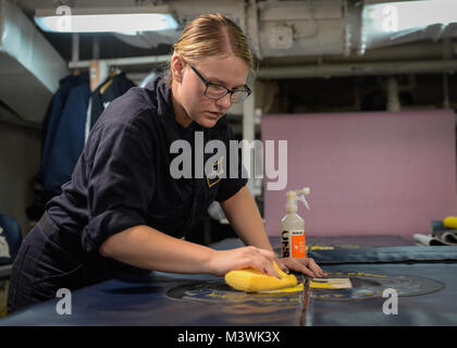 SOUTH CHINA SEA (5. Juli 2017) U.S. Navy Seaman Raegan Cole, aus Jordanien, Minn., Reinigungstücher, ein Vorhang, der an Bord der Flugzeugträger USS Nimitz (CVN 68), 5. Juli 2017, im Südchinesischen Meer. Der Nimitz ist derzeit auf Einsatz in den USA 7 Flotte Bereich der Operationen. Die US-Marine hat die Indo-Asia Pacific routinemäßig Seit mehr als 70 Jahren die Förderung von Frieden und Sicherheit in der Region patrouillierte. (U.S. Marine Foto von Mass Communication Specialist 3. Klasse Leon Wong) 170705-N-XL 056-035 von Naval Base Kitsap (NBK) Stockfoto