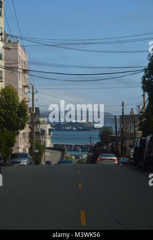 Straßen von San Francisco mit spektakulärem Blick auf das Alcatraz Gefängnis. Reisen Urlaub Arquietectura zum 30. Juni 2017. San Francisco. Kalifornien USA EEUU Stockfoto