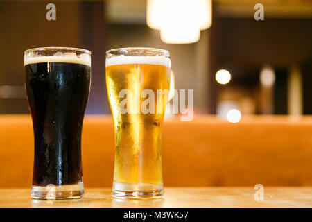 Kalte alkoholische Getränke per Glas Bier für Männer Stockfoto