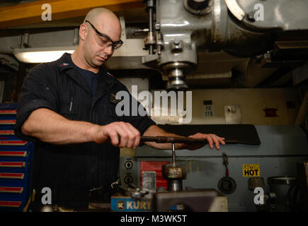 Straße von Malakka (6. Juli 2017) U.S. Navy Maschinen Handwerker 1. Klasse Jeffrey Sorensen, von Houston, Threads ein Stück Metall an Bord der Flugzeugträger USS Nimitz (CVN 68), 6. Juli 2017, in der Straße von Malakka. Der Nimitz ist derzeit auf Einsatz in den USA 7 Flotte Bereich der Operationen. Die US-Marine hat die Indo-Asia Pacific routinemäßig Seit mehr als 70 Jahren die Förderung von Frieden und Sicherheit in der Region patrouillierte. (U.S. Marine Foto von Mass Communication Specialist 3. Klasse Leon Wong) 170706-N-XL 056-286 von Naval Base Kitsap (NBK) Stockfoto