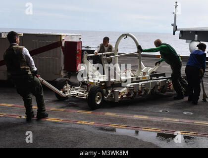 Bucht von Bengalen (7. Juli 2017) U.S. Navy Sailors Einrichtungen zur Datenübertragung von einem Flugzeug Aufzug in den Hangar Bay an Bord der Flugzeugträger USS Nimitz (CVN 68), 7. Juli 2017, in der Bucht von Bengalen. Der Nimitz ist derzeit auf Einsatz in den USA 7 Flotte Bereich der Operationen. Die US-Marine hat die Indo-Asia Pacific routinemäßig Seit mehr als 70 Jahren die Förderung von Frieden und Sicherheit in der Region patrouillierte. (U.S. Marine Foto von Mass Communication Specialist 3. Klasse Weston A. Mohr) 170707-N-UM 507-057 von Naval Base Kitsap (NBK) Stockfoto