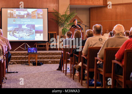 170708-N-SH 284-010 Bremerton, Washington (8. Juli 2017) Bürgermeister Patty Fastenzeit, Bremerton, Bürgermeister, Adressen das Publikum an einer militärischen Rentner Seminar im Jackson Park Community Center statt. Das Seminar, das von Naval Base Kitsap Flotte und die Unterstützung der Familie Mitte gefördert, empfohlene informierende Stände und Workshops zu verschiedenen Themen einschließlich Finanzen, Tricare, Estate Planning und andere Themen auf die Einrichtung von militärischen Rentner für Erfolg. (U.S. Marine Foto von Mass Communication Specialist 2. Klasse Vaughan Dill/Freigegeben) 170708-N-SH 284-010 von Naval Base Kitsap (NBK) Stockfoto