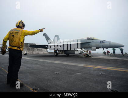 Bucht von Bengalen (14 Juli 2017) U.S. Navy Sailors Durchführung Flugbetrieb an Bord der Flugzeugträger USS Nimitz (CVN 68), 14. Juli 2017, in der Bucht von Bengalen. Malabar 2017 ist das Neueste in einer fortlaufenden Reihe von Übungen zwischen der indischen Marine, Japan Maritime Self Defense Force und US-Marine, die sich in Umfang und Komplexität im Laufe der Jahre zugenommen hat die Vielfalt der gemeinsamen Bedrohungen der Sicherheit im Seeverkehr Indo-Asia-Pazifik-Region. (U.S. Marine Foto von Mass Communication Specialist 3. Klasse Ian Kinkead) 170714-N-NI 812-073 von Naval Base Kitsap (NBK) Stockfoto