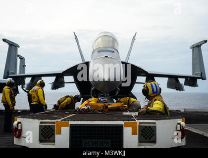 Bucht von Bengalen (14 Juli 2017) U.S. Navy Matrosen bereiten ein Flugzeug an Bord der Flugzeugträger USS Nimitz (CVN 68), 14. Juli 2017, in der Bucht von Bengalen zu bewegen. Malabar 2017 ist das Neueste in einer fortlaufenden Reihe von Übungen zwischen der indischen Marine, Japan Maritime Self Defense Force und US-Marine, die sich in Umfang und Komplexität im Laufe der Jahre zugenommen hat die Vielfalt der gemeinsamen Bedrohungen der Sicherheit im Seeverkehr Indo-Asia-Pazifik-Region. (U.S. Marine Foto von Mass Communication Specialist 3. Klasse Ian Kinkead) 170714-N-NI 812-666 von Naval Base Kitsap (NBK) Stockfoto