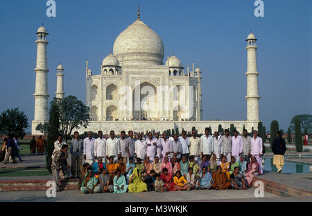 Indien. Agra. Taj Mahal. Mausoleum. Islamische Mughal Architektur. Gruppe indischer Touristen auf Schritte in die Gärten. Unesco-Weltkulturerbe. Stockfoto