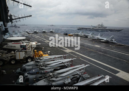 Bucht von Bengalen (17. Juli 2017) Schiffe, die von der indischen Marine, Japan Maritime Verteidigung-kraft (JMSDF) und der US-Marine Segel in der Ausbildung, 17. Juli 2017, in der Bucht von Bengalen als Teil der Übung Malabar 2017. Malabar 2017 ist das Neueste in einer fortlaufenden Reihe von Übungen zwischen der indischen Marine, JMSDF und US-Marine, die sich in Umfang und Komplexität im Laufe der Jahre zugenommen hat die Vielfalt der gemeinsamen Bedrohungen der Sicherheit im Seeverkehr Indo-Asia-Pazifik-Region. (U.S. Marine Foto von Mass Communication Specialist 3. Klasse Colby S. Comery)170716-N-OV 009-002 von Naval Base Kitsap (NBK) Stockfoto