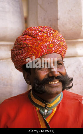 Indien. Jaipur. Rajasthan. Lächelnd Indischer Mann mit Turban. Porträt. Stockfoto