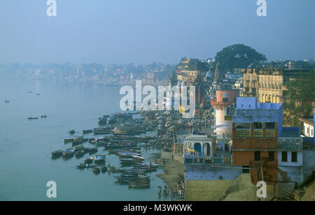 Indien. Varanasi, Benares. Blick auf den ghats am Ganges. Luftaufnahme. Stockfoto
