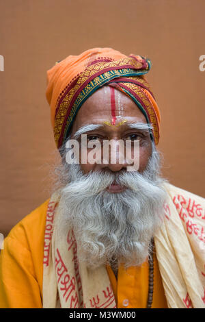 Indien. Varanasi (Benares). Hinduistische heilige Mann (Sadhu) in traditioneller Kleidung, Portrait. Stockfoto