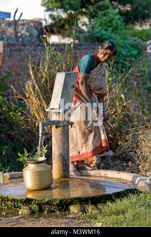 Indien, in der Nähe von Hyderabad. Landschaft in der Nähe von Nalgonda. Frau Pumpen von Wasser von außen gut. Stockfoto