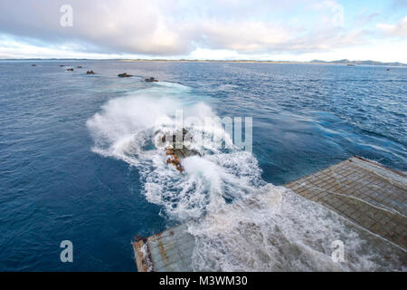 170719-N-UX 013-079 CORAL SEA (19 Juli 2017) Amphibisches Fahrzeuge bis 31 Marine Expeditionary Unit (31 MEU) (31. MEU) Bereitstellen von den amphibischen dock Landung angehängte Schiff den Amphibischen dock Landung Schiff USS Ashland (LSD 48) während einer amphibischen Angriff als Teil der Talisman Sabre 17. Talisman Säbel ist eine Biennale USA und Australien bilateralen Ausübung gehalten vor der Küste von Australien gedacht, um die Interoperabilität zu erreichen, und die USA und Australien Bündnis stärken. (U.S. Marine Foto von Mass Communication Specialist 3. Klasse Jonathan Ton/Freigegeben) 170719-N-UX 013-079 durch Foto C Stockfoto