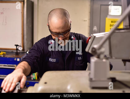 Arabischen Golf (30. Juli 2017) U.S. Navy Maschinen Handwerker 1. Klasse Carmen Vescio, von Fulton, N.Y., verwendet eine Drehbank an Bord der Flugzeugträger USS Nimitz (CVN 68), 30. Juli 2017, in den Persischen Golf. Der Nimitz ist in den USA der 5. Flotte Bereich der Operationen zur Unterstützung der Operation inhärenten Lösung bereitgestellt. Während in dieser Region, das Schiff und Streik Gruppe leiten Maritime Security Operations Verbündeten und Partnern zu beruhigen, die Freiheit der Schifffahrt zu bewahren und den freien Fluss des Handels halten. (U.S. Marine Foto von Mass Communication Specialist 3. Klasse Weston A. Mohr) 170730-N-UM 507-001 von Na Stockfoto