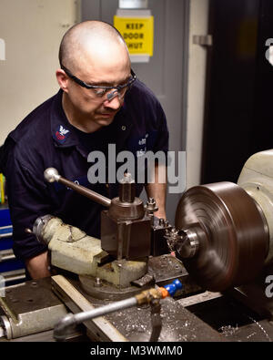 Arabischen Golf (30. Juli 2017) Maschinen Handwerker 1. Klasse Carmen Vescio, von Fulton, N.Y., verwendet eine Drehbank an Bord der Flugzeugträger USS Nimitz (CVN 68), 30. Juli 2017, in den Persischen Golf. Der Nimitz ist in den USA der 5. Flotte Bereich der Operationen zur Unterstützung der Operation inhärenten Lösung bereitgestellt. Während in dieser Region, das Schiff und Streik Gruppe leiten Maritime Security Operations Verbündeten und Partnern zu beruhigen, die Freiheit der Schifffahrt zu bewahren und den freien Fluss des Handels halten. (U.S. Marine Foto von Mass Communication Specialist 3. Klasse Weston A. Mohr) 170729-N-UM 507-069 von Naval Base K Stockfoto