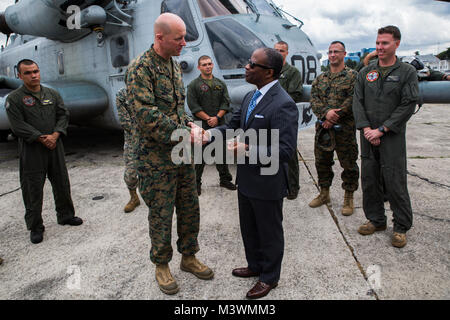 Us Marine Oberst Michael V. Samarov, Links, der kommandierende Offizier von Special Purpose Marine Air-Ground Task Force - Southern Command, präsentiert Todd D. Robinson, US-Botschafter in der Republik Guatemala, mit einem SPMAGTF-SC Münze während eines Media Day am Internationalen Flughafen La Aurora in Guatemala City, Guatemala, 31. Juli 2017. Auf Einladung der Regierung von Guatemala, die Marines begrüßte die lokalen Medien zu Tour zwei CH-53E's, die Besatzungen und Feld Fragen treffen mit dem Kommandeur der SPMAGTF-SC. Die Marines und Hubschraubern der ACE wird in Retalhuleu, Guatemala, für den nächsten th basieren. Stockfoto