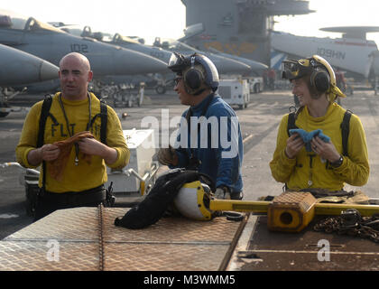 Arabischen Golf (31. Juli 2017) Segler machen Sie eine Pause vor der Flugbetrieb auf dem Flugdeck der Flugzeugträger USS Nimitz (CVN 68), 31. Juli 2017, in den Persischen Golf. Der Nimitz ist in den USA der 5. Flotte Bereich der Operationen zur Unterstützung der Operation inhärenten Lösung bereitgestellt. Während in dieser Region, das Schiff und Streik Gruppe leiten Maritime Security Operations Verbündeten und Partnern zu beruhigen, die Freiheit der Schifffahrt zu bewahren und den freien Fluss des Handels halten. (U.S. Marine Foto von Mass Communication Specialist 3. Klasse Leon Wong) 170731-N-XL 056-015 von Naval Base Kitsap (NBK) Stockfoto