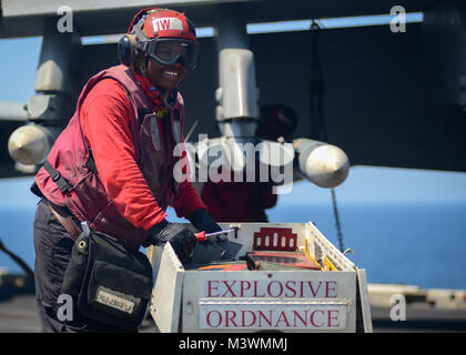 Arabischen Golf (31. Juli 2017) U.S. Navy Aviation Ordnanceman 3. Klasse Tanisha Stewart, von Stockton, Kalifornien, bereitet auf Ordnance an Bord der Flugzeugträger USS Nimitz (CVN 68), 31. Juli 2017, in den Arabischen Golf zu arbeiten. Der Nimitz ist in den USA der 5. Flotte Bereich der Operationen zur Unterstützung der Operation inhärenten Lösung bereitgestellt. Während in dieser Region, das Schiff und Streik Gruppe leiten Maritime Security Operations Verbündeten und Partnern zu beruhigen, die Freiheit der Schifffahrt zu bewahren und den freien Fluss des Handels halten. (U.S. Marine Foto von Mass Communication Specialist 3. Klasse Ian Kinkead) 1707 Stockfoto