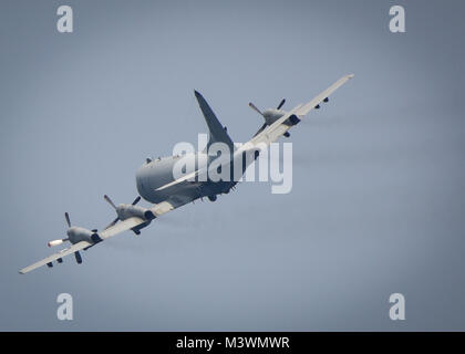 ARABIAN GULF (Aug. 1, 2017) ein P-3C Orion von Commander Task Force (CTF) 57 führt eine Überführung über den Flugzeugträger USS Nimitz (CVN 68), Aug 1, 2017, in den Persischen Golf. Der Nimitz ist in den USA der 5. Flotte Bereich der Operationen zur Unterstützung der Operation inhärenten Lösung bereitgestellt. Während in dieser Region, das Schiff und Streik Gruppe leiten Maritime Security Operations Verbündeten und Partnern zu beruhigen, die Freiheit der Schifffahrt zu bewahren und den freien Fluss des Handels halten. (U.S. Marine Foto von Mass Communication Specialist 3. Klasse Weston A. Mohr) 170801-N-UM 507-064 von Naval Base Kitsap (NBK) Stockfoto
