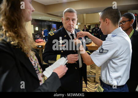 Verteidigung Media Aktivität (DMA) Fernsehveranstalter, Flieger 1. Klasse Jose Gonzalez preps Gen. Mark A. Milley, 39th Stabschef, United States Army, für Interview von Department of Defense Education Activity (DODEA) Cub Reporter, Laura Zitrone (links) und Mary Elizabeth Ingram (rechts), beide Senioren von Quantico mittlere/High School an der Marine Corps Base Quantico, Virginia, während der militärischen Erziehung Koalition (Mcec) 19. jährlichen Nationalen Training Seminar an der Renaissance Washington, DC Hotel in der Innenstadt. Verteidigung Media Aktivität (DMA) Social Media Personal betreut die Studierenden während des Tages. Stockfoto