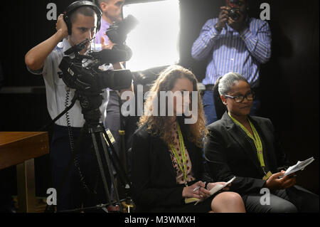 Gen. Mark A. Milley, 39th Stabschef, United States Army, wird vom Department of Defense Education Activity (DODEA) Cub Reporter Lauren Zitrone (links) und Mary Elizabeth Ingram (rechts), beide Senioren von Quantico mittlere/High School an der Marine Corps Base Quantico, Virginia, während der militärischen Erziehung Koalition (Mcec) 19. jährlichen Nationalen Training Seminar an der Renaissance Washington, DC Hotel in der Innenstadt. Verteidigung Media Aktivität (DMA) Social Media Personal betreut die Studierenden während des Tages. (Departement für Verteidigung Foto von Marvin Lynchard) 170801-D-FW 736-0025 von DoD-Ne Stockfoto