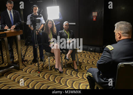 Gen. Mark A. Milley, 39th Stabschef, United States Army, wird vom Department of Defense Education Activity (DODEA) Cub Reporter Lauren Zitrone (links) und Mary Elizabeth Ingram (rechts), beide Senioren von Quantico mittlere/High School an der Marine Corps Base Quantico, Virginia, während der militärischen Erziehung Koalition (Mcec) 19. jährlichen Nationalen Training Seminar an der Renaissance Washington, DC Hotel in der Innenstadt. Verteidigung Media Aktivität (DMA) Social Media Personal betreut die Studierenden während des Tages. (Departement für Verteidigung Foto von Marvin Lynchard) 170801-D-FW 736-0026 von DoD-Ne Stockfoto