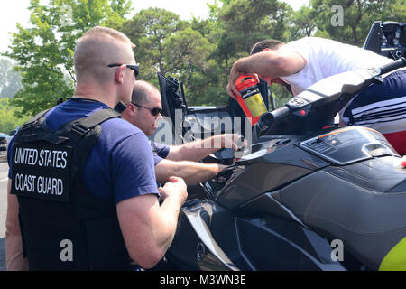 Petty Officer 1st Class Michael Sabye und Petty Officer 2nd class Jed Cates führen Sie eine Ausrüstung Sicherheit prüfen Sie vor dem Starten eines Wasserfahrzeuge während Seattle's 68th jährliche Safair am Lake Washington Aug 4, 2017. Coast Guard Personal durchführen Sicherheit Kontrollen an Boot startet rund um den See, um sich zu vergewissern, dass sie sicher für Wasser Aktivitäten ausgestattet. Fotos von Petty Officer 3. Klasse Valerie Walker. 080417-G-IG 980-032 von Naval Base Kitsap (NBK) Stockfoto