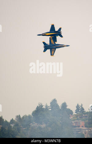 170805-N-ZP 059-335 SEATTLE (Aug. 5, 2017) - Zwei Piloten der US-Navy Flight Demonstration Squadron, die Blue Angels, eine Fly-by Über den Lake Washington, während Sie bei einer Flugschau in Seattle's 68th jährliche Seafair Flotte Woche. Seafair Fleet Week ist eine jährliche Feier des Meeres Dienstleistungen darin Seemänner, Marinesoldaten und Küstenwache Mitglieder vom Besuch der US-Marine und Küstenwache Schiffe und Schiffe aus Kanada machen die Stadt zu einem Hafen des Anrufs. (U.S. Marine Foto von Mass Communication Specialist 2. Klasse Jakob G. Sisco/Freigegeben) 170805-N-ZP 059-335 von Naval Base Kitsap (NBK) Stockfoto